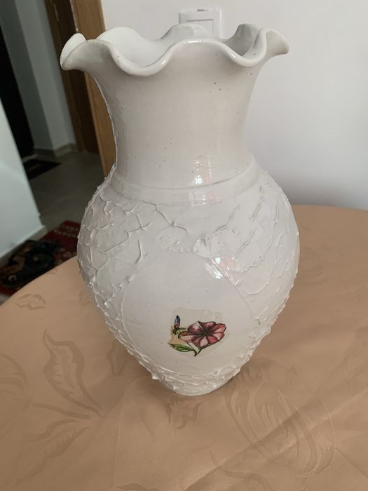 Vază din rubin vișinie