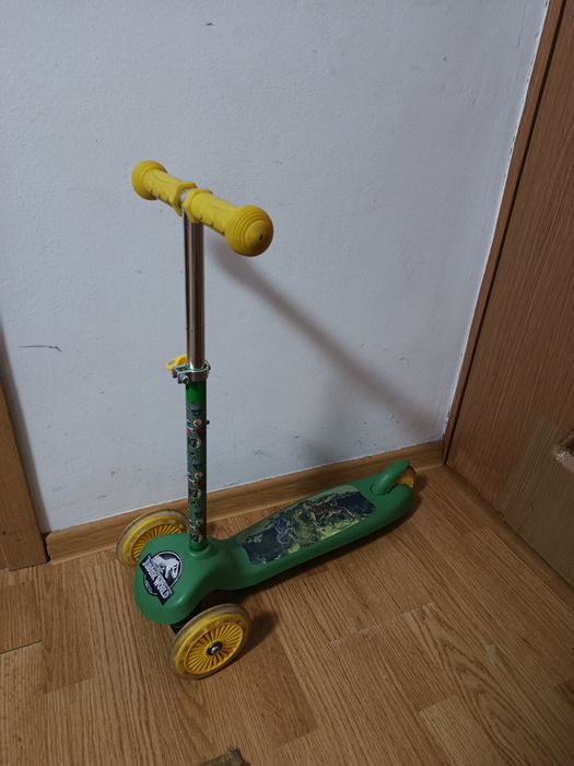 Vând trotinetă Jurassic World Noriel