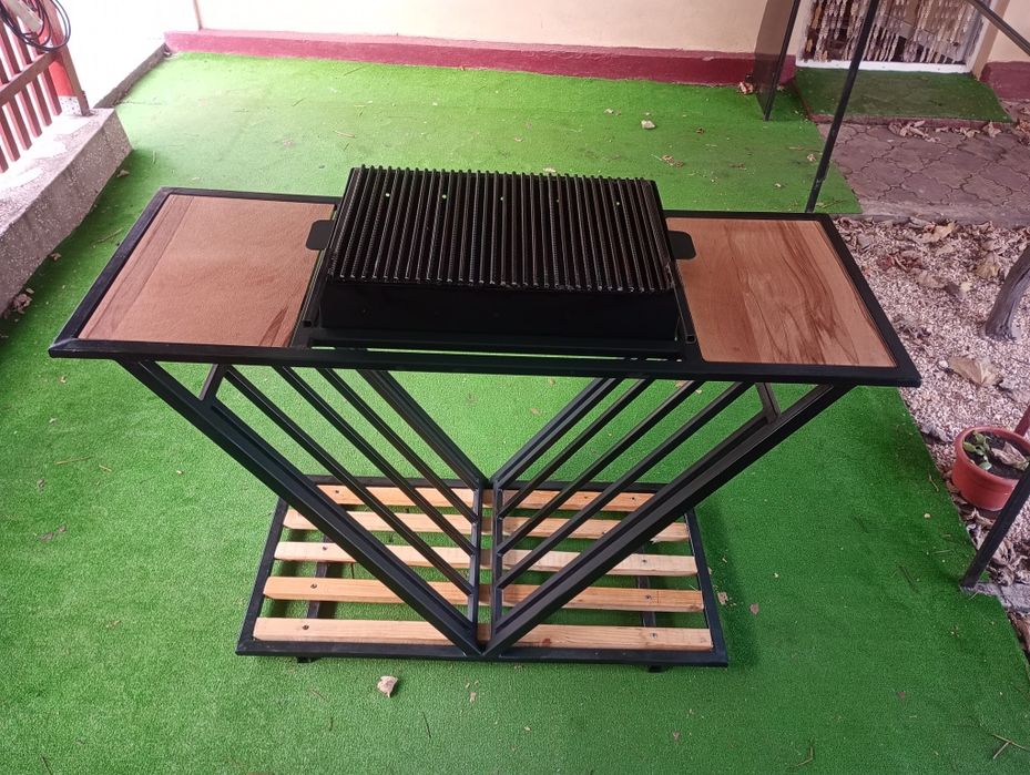 Grătar curte – robust, metal + lemn.