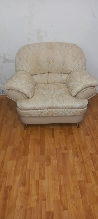 Диван с двумя креслами