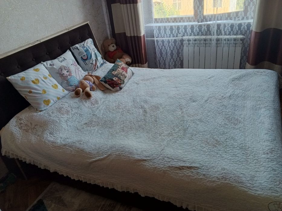 Двухспальная кровать продается и трюмо