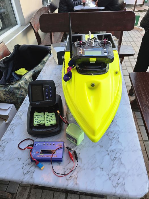 Лодка за захранка NEED FOR SPEED