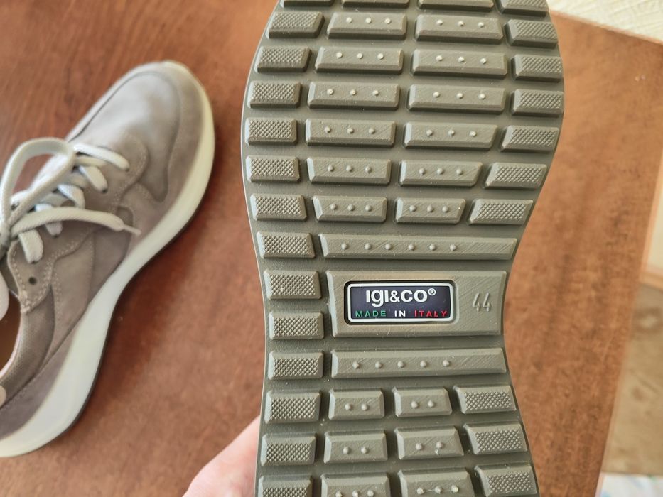 Продам кросовки итальянские, за 50000.