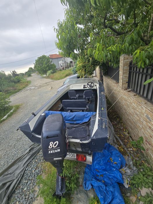 Vand barca cu motorsi peridoc  .Accept variante auto.