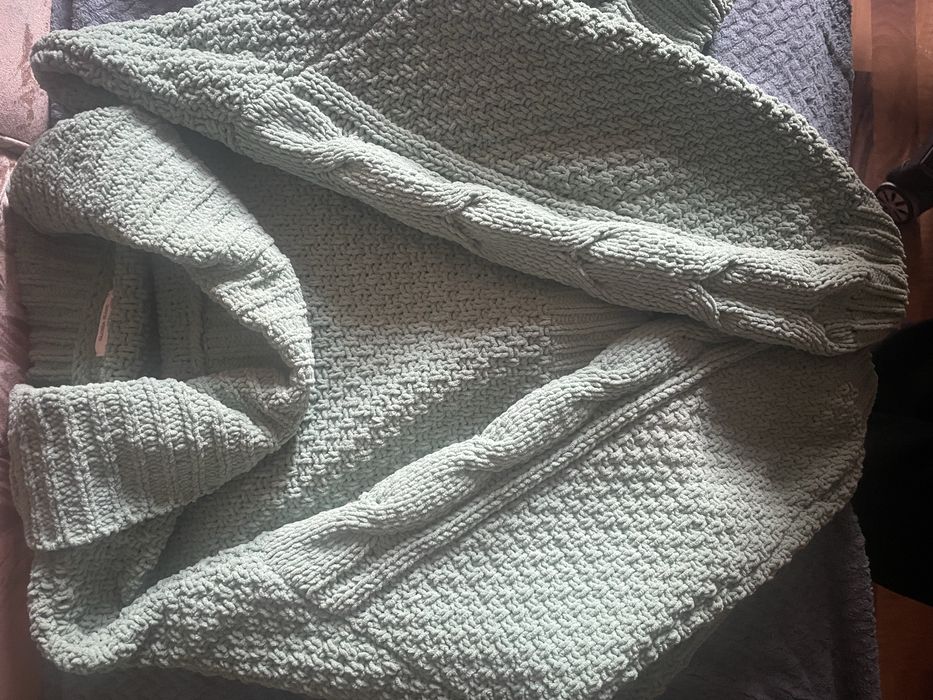 Свитер женский.