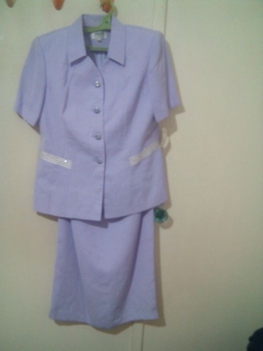 продается костюм..платье и пиджак и другие костюмы