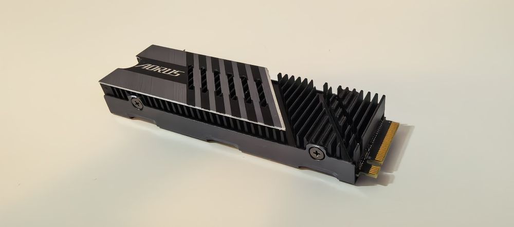 SSD Gigabyte AURUS 1TB gen 4 x4 cu RADIATOR_PC/Laptop_89% Health/Viata_7000MB/s citire_5500Mb/s scriere