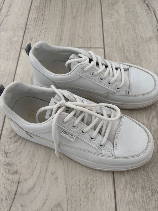 Продам женские белые кроссовки