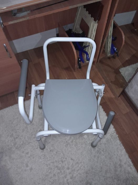 Продам стул туалет ( кресло)