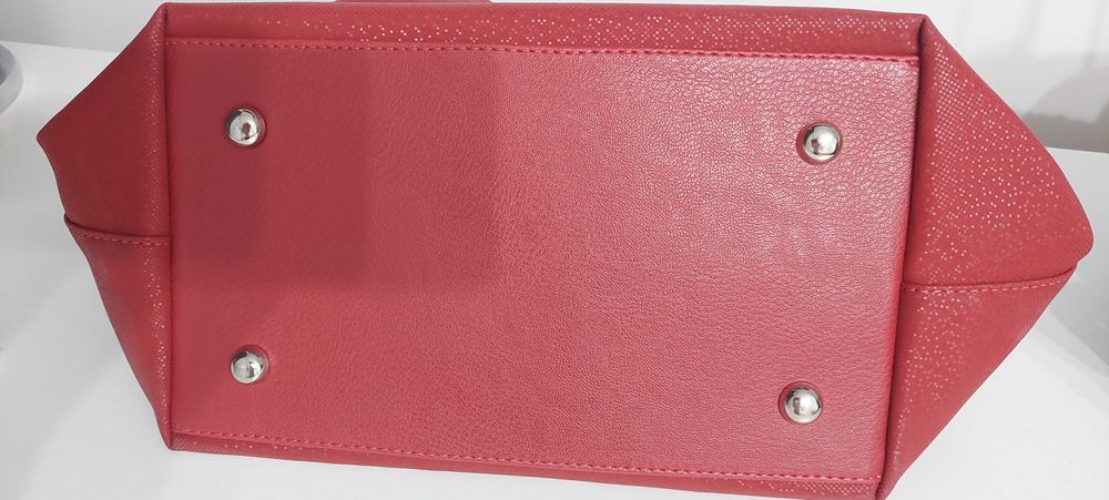 Чанта в тъмно червено