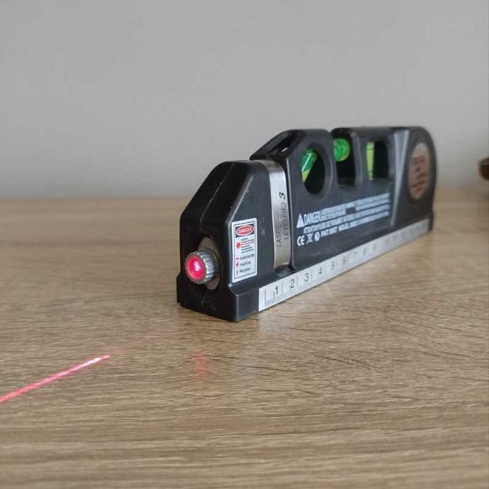 Лазерен нивелир с ролетка и стойка