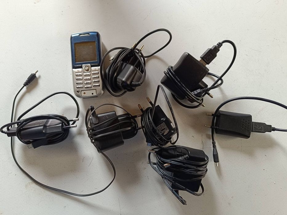 Lot 7 încărcătoare și un telefon (funcțional, dar nefolosit de mulți ani)