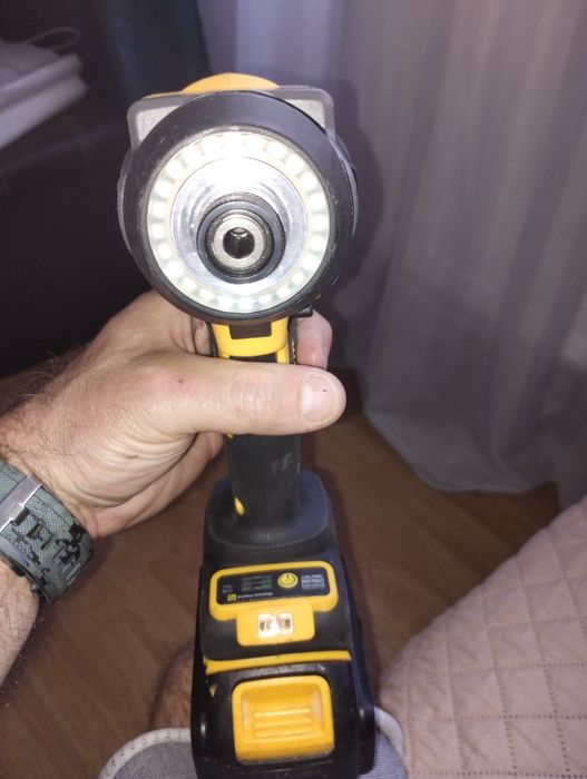Replica brusheless DeWalt 18V nouă nefolosită  și autofiletnata  cu încărcător defect