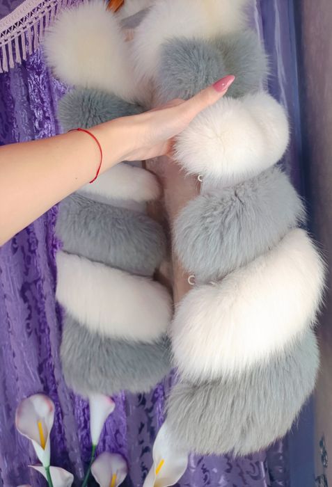 Пухкав елек с естествен косъм от сребърна лисица