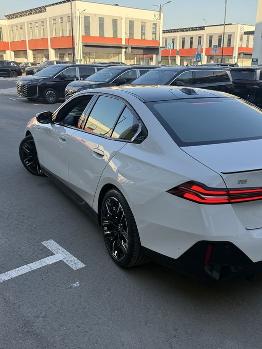 Bmw i5 M60 G60 kuzov 2024-yil eng fulli 3.8 sec 0-100km/h