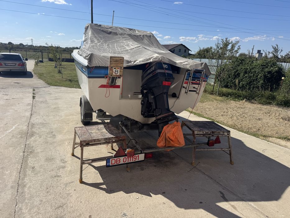 Barca cabinata cu peridoc