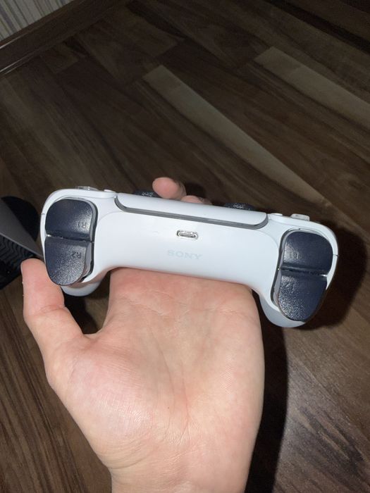 Продаю Playstation 5 (PS5)