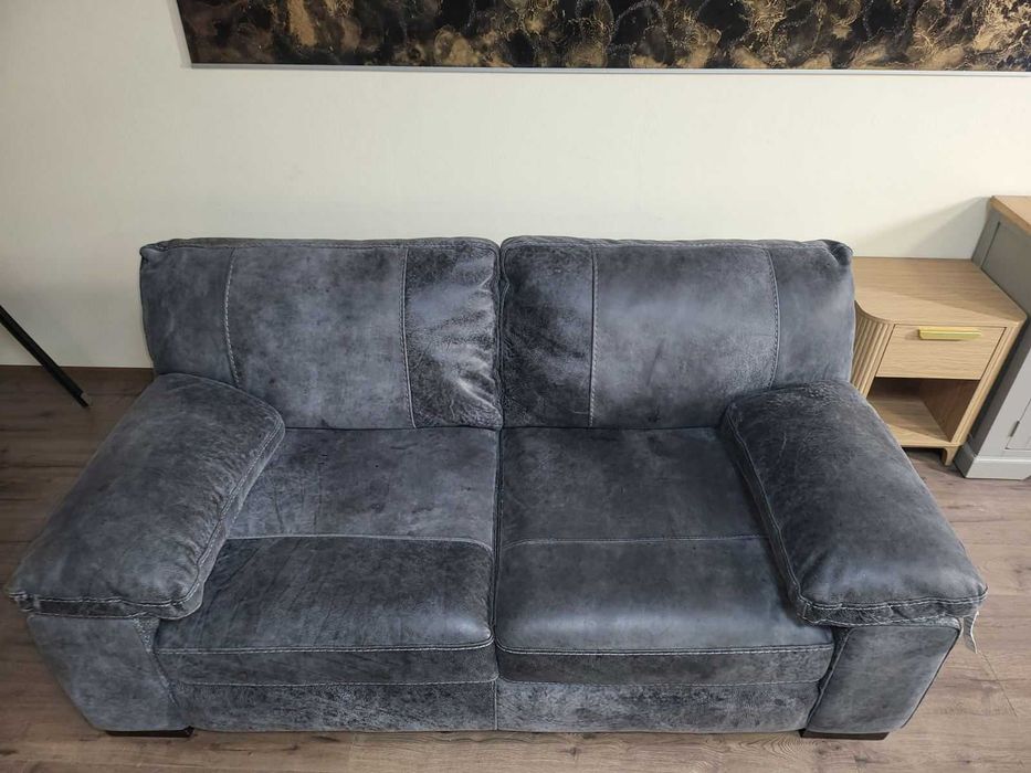 Сив кожен диван двойка - телешки бокс