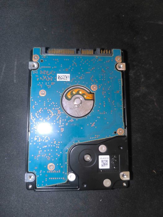 Toshiba MQ04ABF100 – вътрешен 2.5" SATA твърд диск (HDD) за лаптопи.