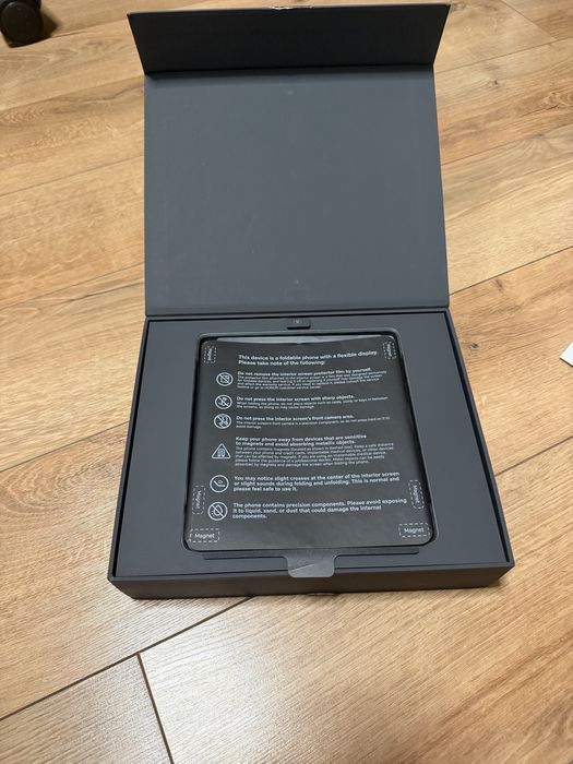 Продавам Honor Magic V3 12/512 GB Black