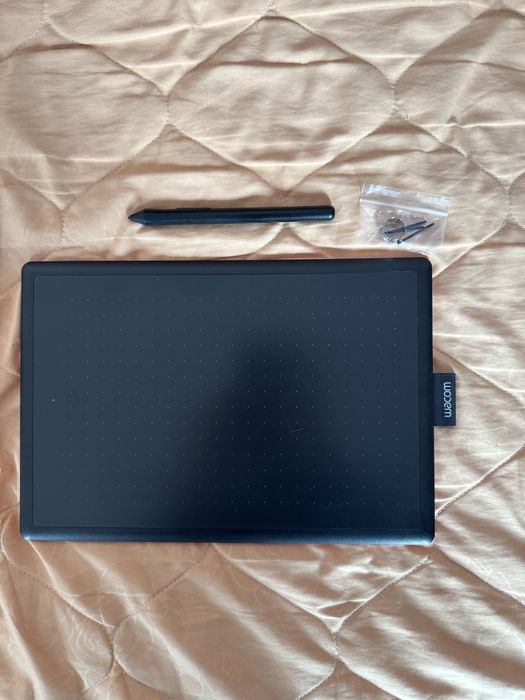 Графичен таблет One by Wacom Medium CTL-672, Черен/Червен