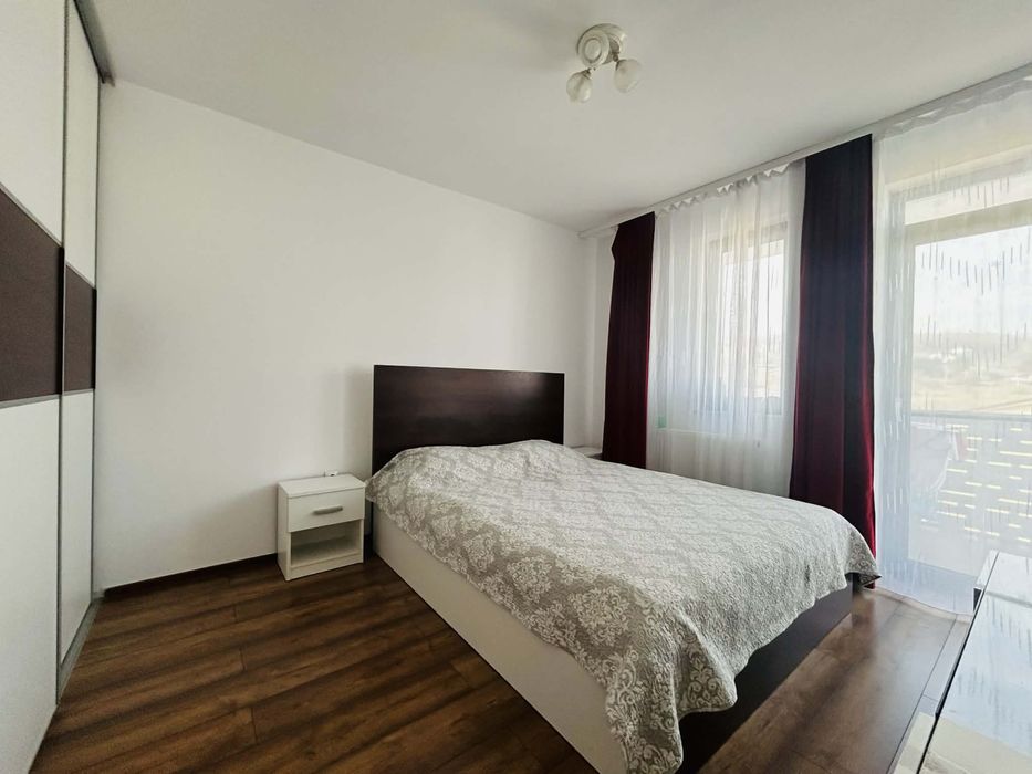 Vand apartament cu 3 camere, 61 mp, doua balcoane si parcare.