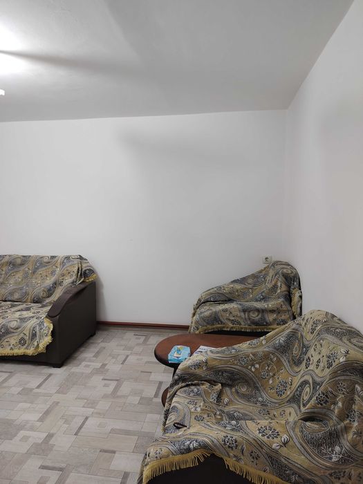 Квартира 2 комнатная, в 2 этажном доме. Первый этаж.