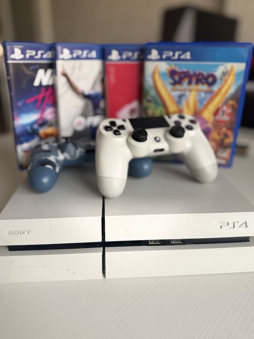 PS4 Б/у, с 2 мя джостиками, все рабочее + игры
