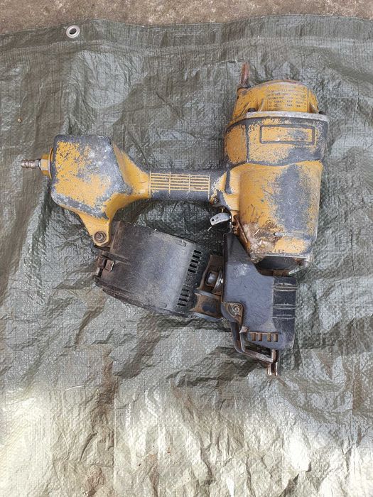 Pistol cuie la rolă