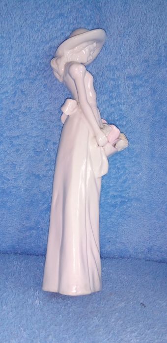 продам статуэтку девушка с венком