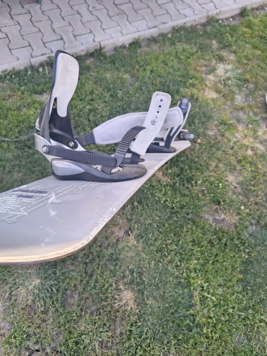 Snowboard în stare foarte buna