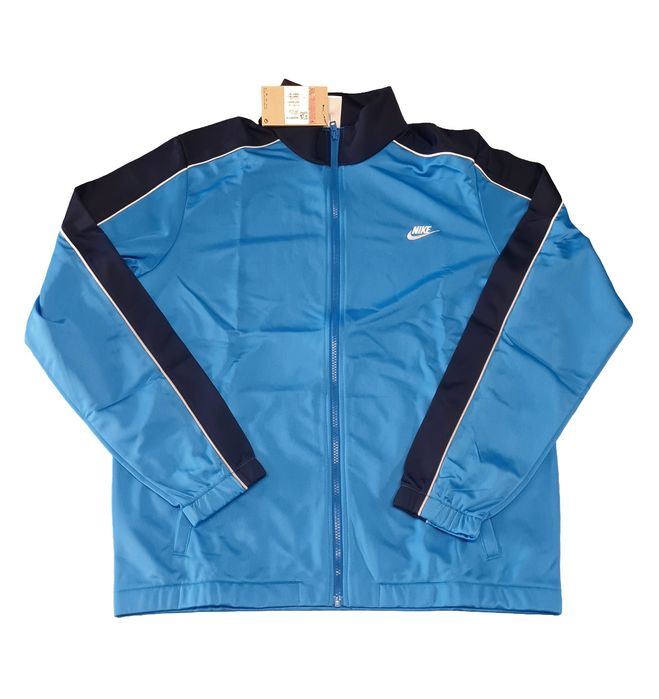 Мъжки Екип Nike

Чисто ново с етикети.

Размер L

Цена 119 лв.