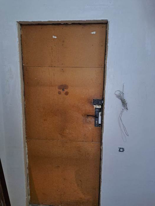 Продам металлическую дверь