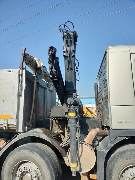**De vânzare camion basculabil cu macara Volvo FM12 8x4**