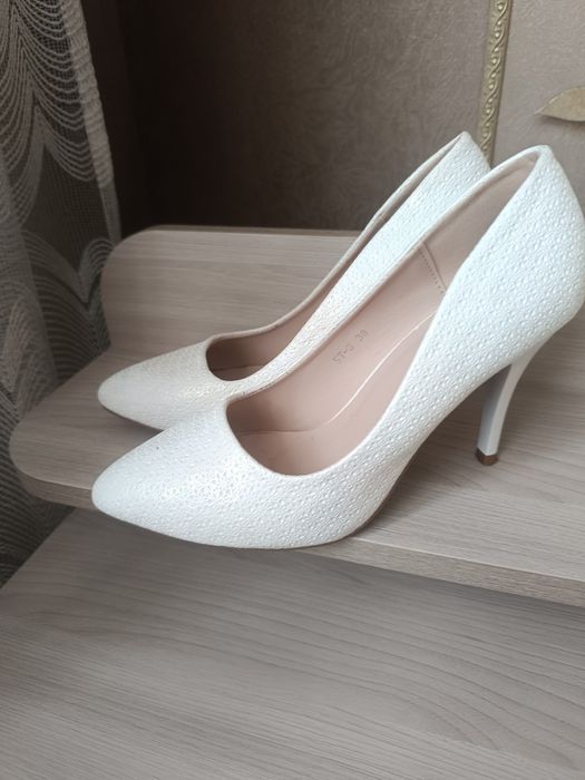 Продам женские туфли