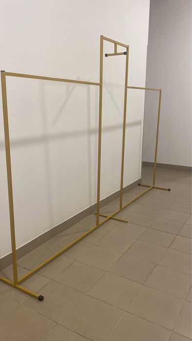 Продается стеллаж для бутики
