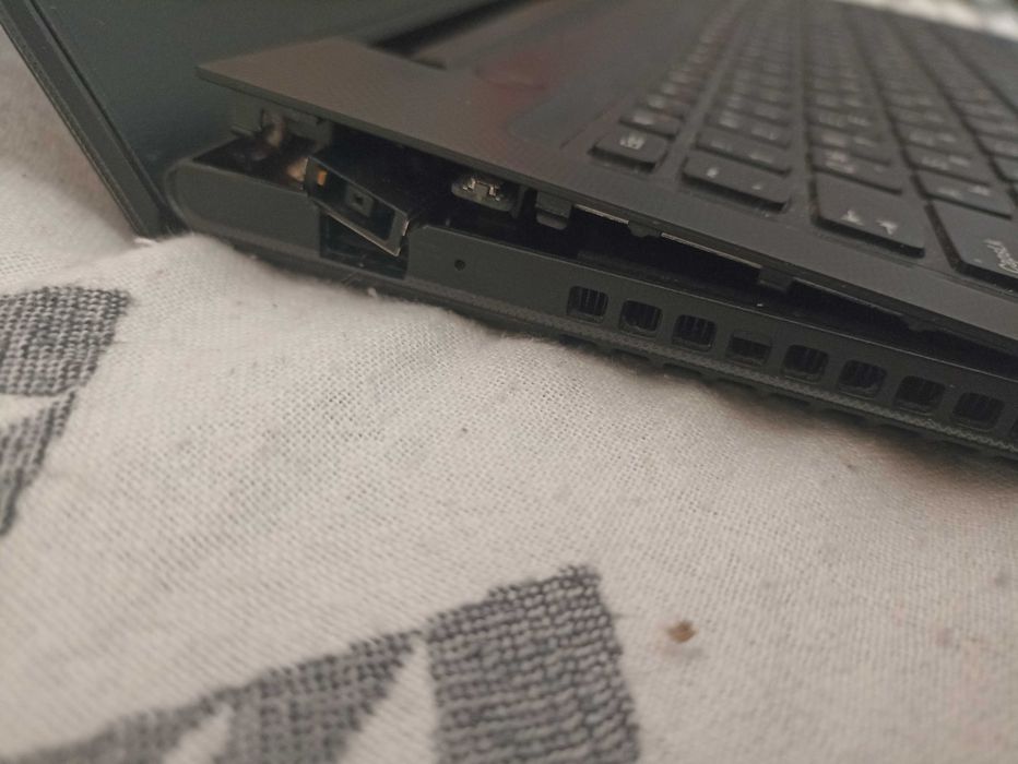 Лаптоп Lenovo Ideapad 300-15IBR за части или ремонт