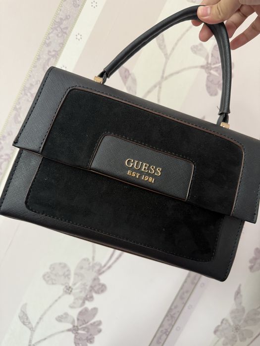 Сумка от бренда Guess