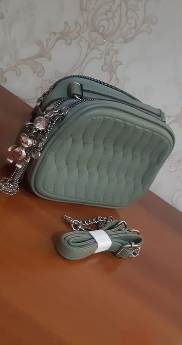 Sumka holati yaxshi 1 marta taqilgan holos.