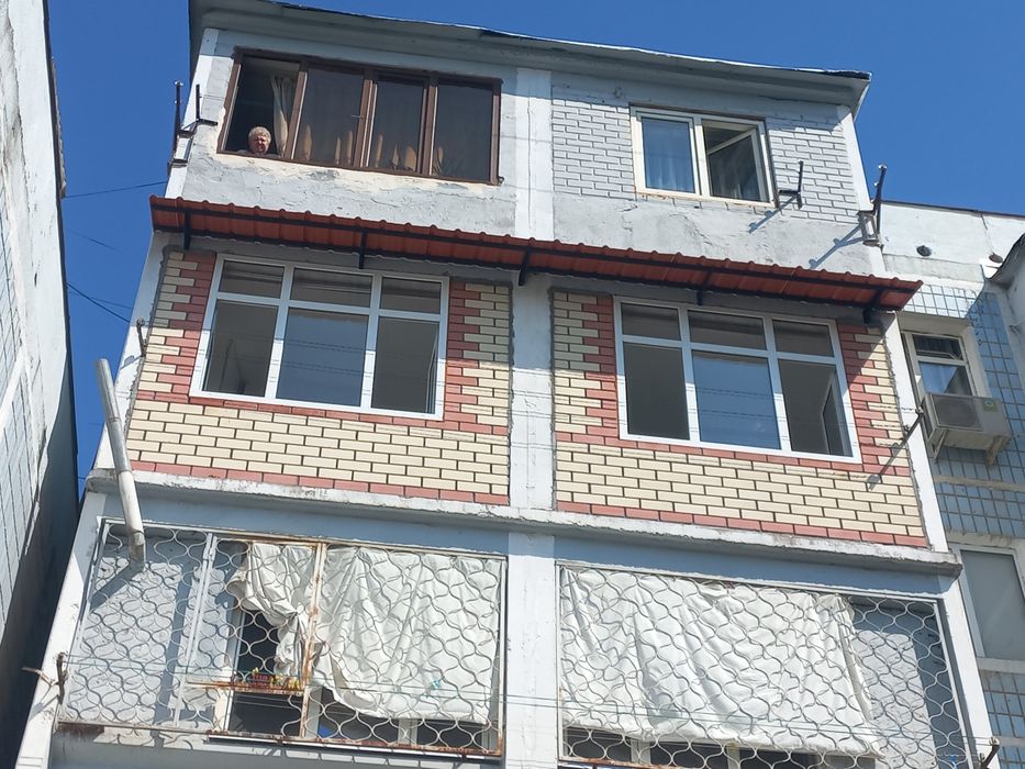 Установка козырьков и Бельевых роликов.