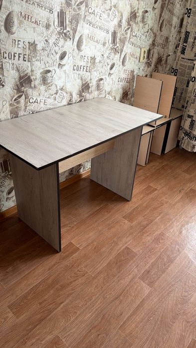 Компактный кухонный стол с табуретками