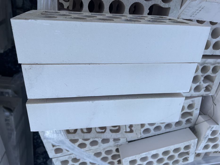 Vand caramida aparenta-si placute klinker.