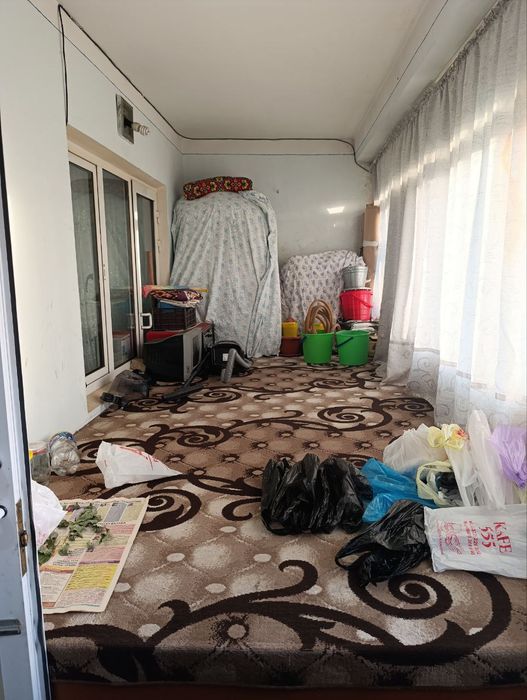 Продаётся  трёхкомнатная квартира в центре города Джизак