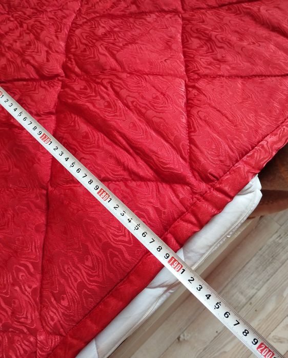 Продавам чисто нова,зимна,двулицева,капитонирана завивка.