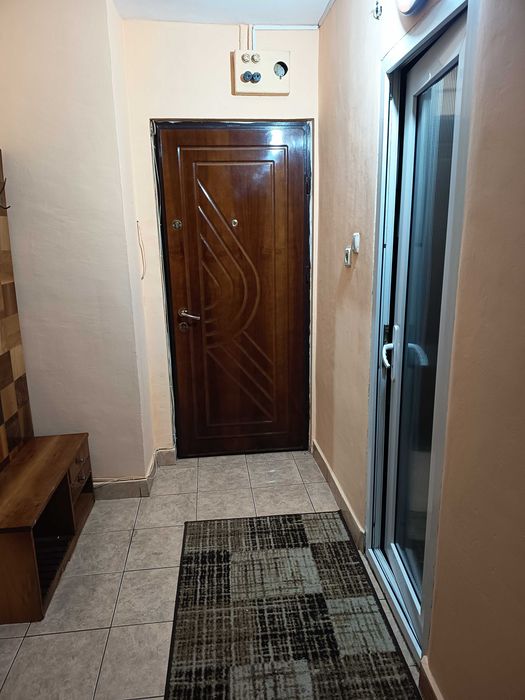 Garsoniera decomandata G.Enescu p/4 40 mp,1250 lei.