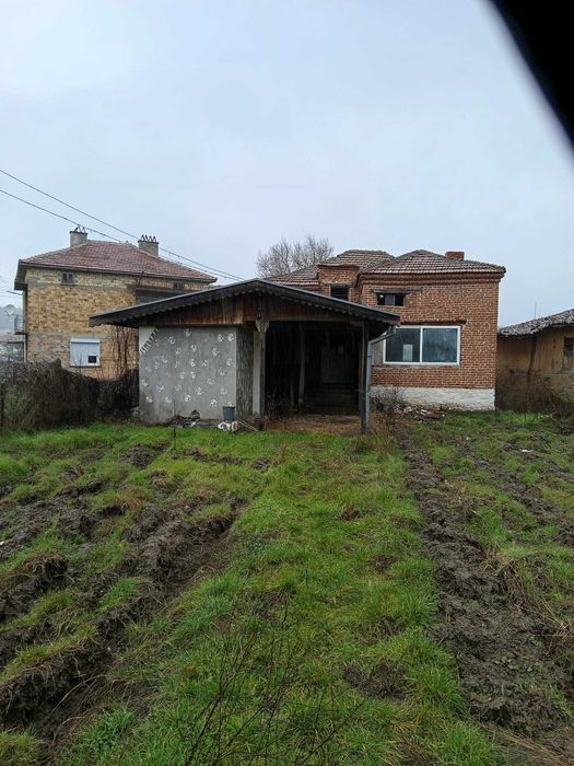 Продавам къща в село устрем