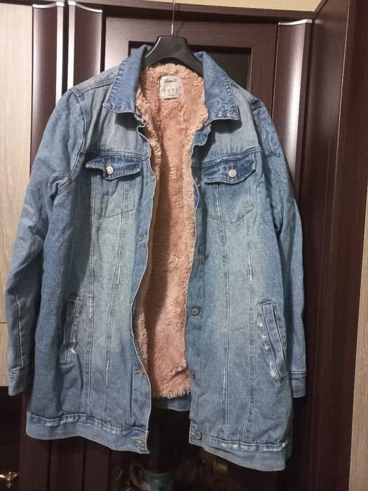 Jacheta de blugi îmblănita , foarte călduroasă și modernă. .