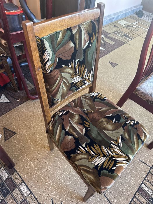 Продам стулья столы горку .