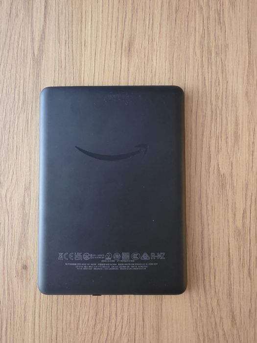 Amazon Kindle 10th Gen (с подсветка) + оригинален калъф, кутия и кабел