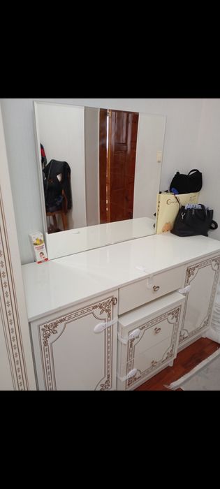 Продается стенка, компьютерный стол, детский манеж, комод с зеркалом